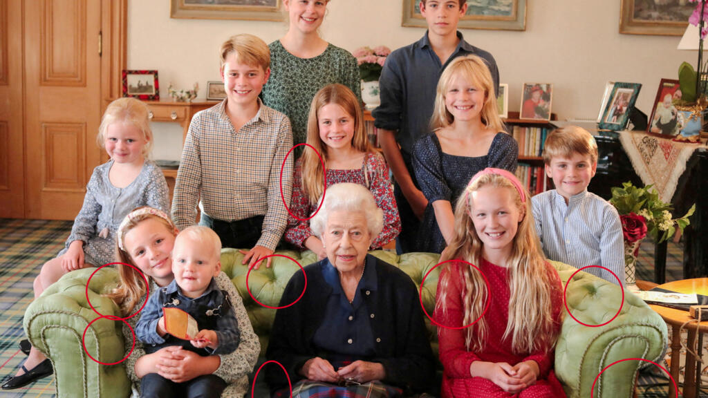 Foto da rainha Elizabeth II rodeada por netos e bisnetos, clicada em 2022, conta com várias marcas de edição digital.