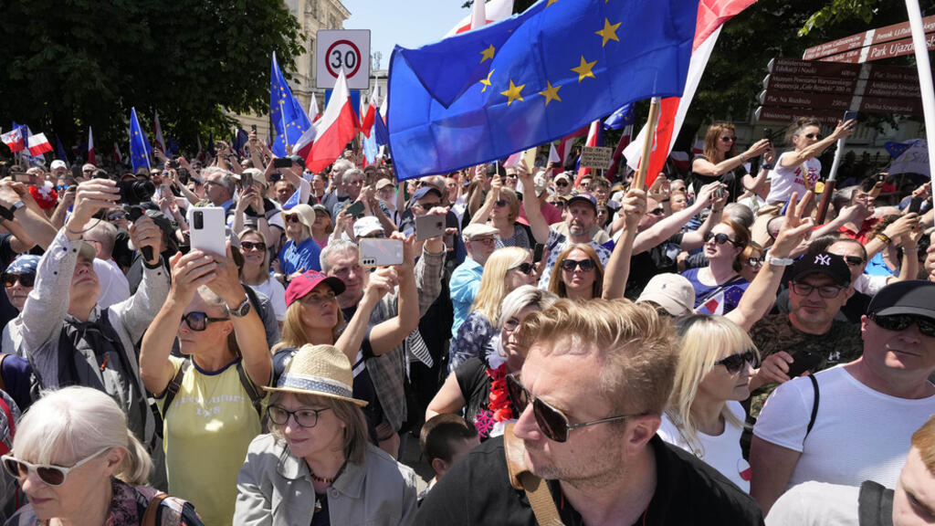 Convocada pela oposição, uma multidão saiu às ruas de Varsóvia no domingo (4), nessa que foi considerada como a maior manifestação em 30 anos no país.
