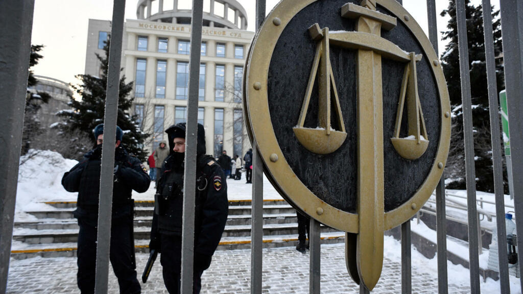 Devant la Tribunal de Moscou, au lendemain de l'annonce par la Cour suprême russe de la dissolution de l'ONG Memorial. Mercredi 29 décembre 2021.