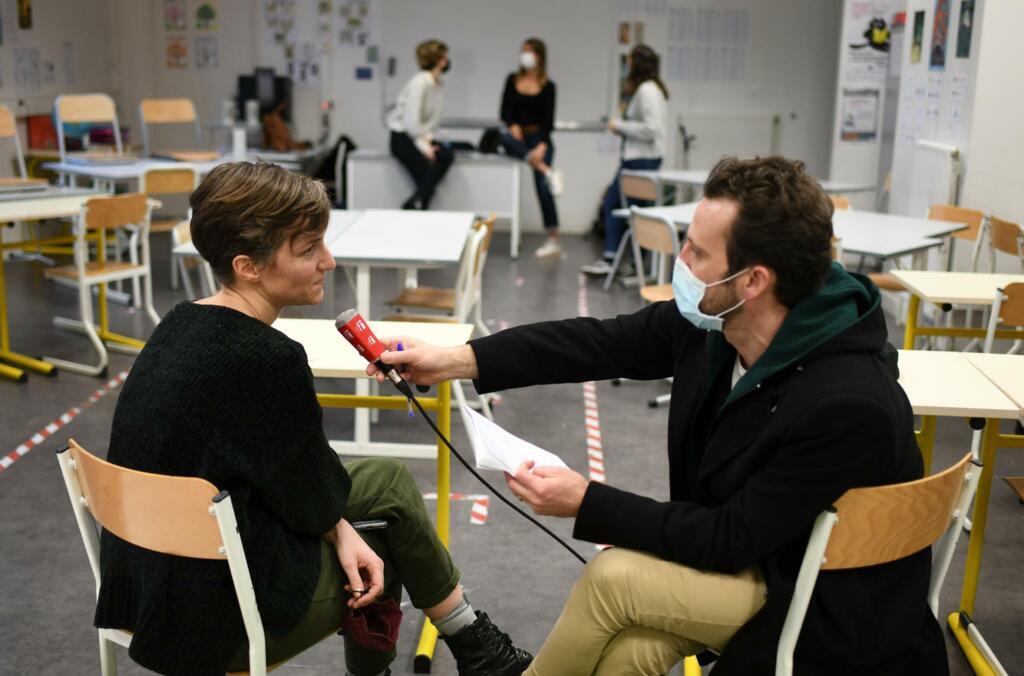 Adrien Delgrange s'est rendu dans un collège en Seine-Saint-Denis pour assister à un atelier de réflexion sur la lutte contre les fake news.