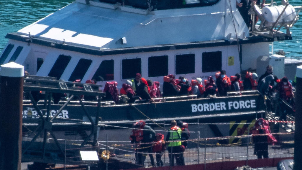 Migrantes desembarcam de um navio da Força de Fronteira Britânica na chegada ao Porto de Dover, na Grã-Bretanha, a 29 de abril de 2024.