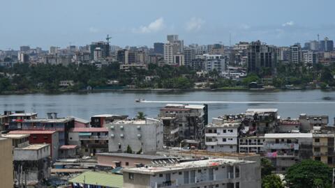 Une vue générale de la lagune Ébrié qui sépare les quartiers de Marcory et de Cocody à Abidjan le 10 mai 2023.