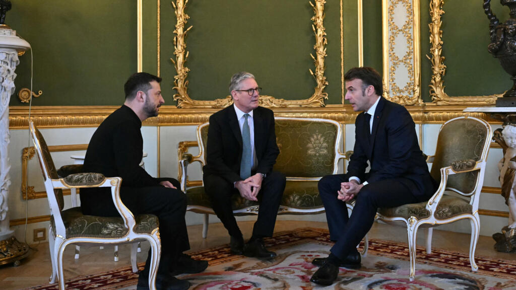 Le président ukrainien Volodymyr Zelenskiy, le Premier ministre britannique Keir Starmer et le président français Emmanuel Macron se rencontrent lors d'un sommet à Lancaster House, dans le centre de Londres, le 2 mars 2025.  