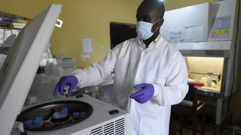 Un responsable de la santé travaille dans la salle d'extraction en laboratoire de l'Institut de recherche et de contrôle de la fièvre de Lassa à l'hôpital d'enseignement spécialisé d'Irrua dans l'État du Edo, au Nigeria.