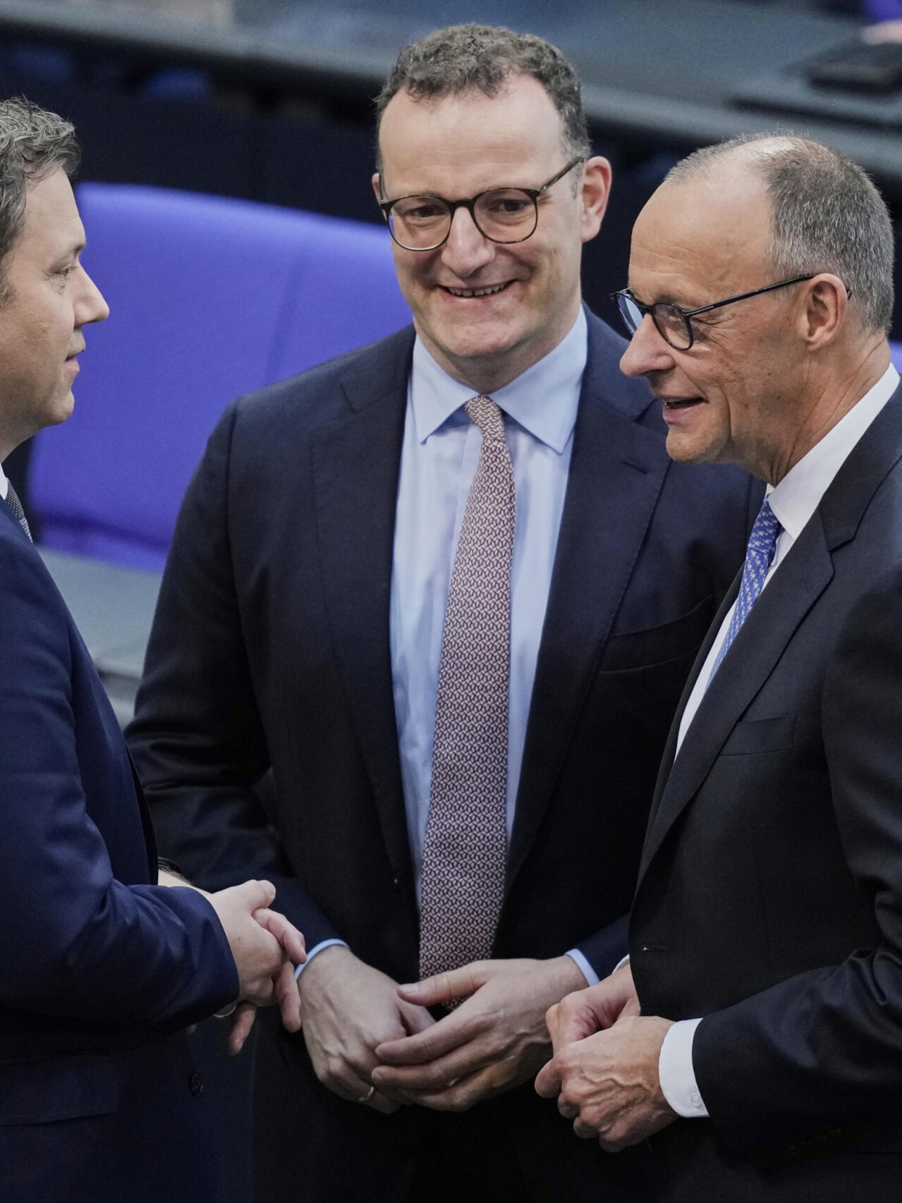 Qiz qizning ustiga keldi