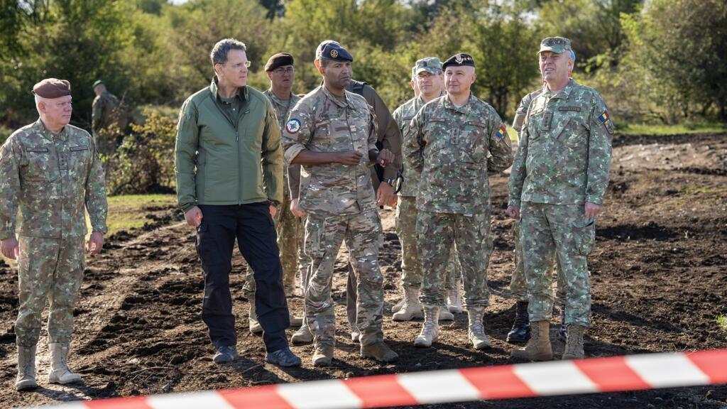 Ministrul apărării, Ionuț Moșteanu, împreună cu un grup de ofițeri NATO în vizită la baza militară de la Cincu, România, septembrie 2025