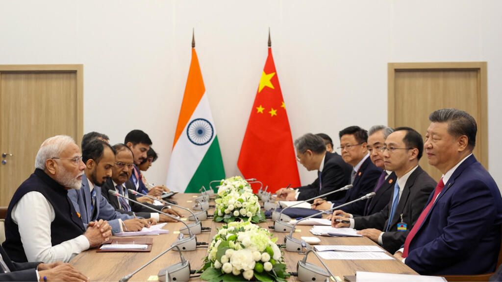Le Premier ministre indien Narendra Modi et le président chinois Xi Jinping assistent à une réunion en marge du sommet des Brics à Kazan, en Russie, le 23 octobre 2024.