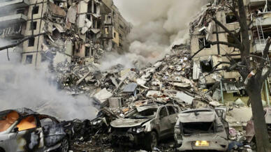 Một tòa nhà ở Dnipro (Ukraina) sau khi bị quân Nga dùng hỏa tiễn Kh-22 do Liên Xô chế tạo để diệt hàng không mẫu hạm bắn trúng ngày 14/01/2023, chôn vùi 45 cư dân dưới đống đổ nát.