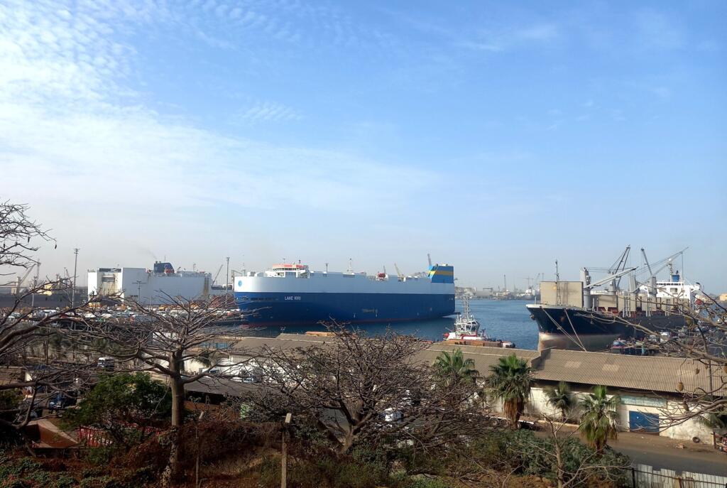 Vue du port de Dakar, en plein cœur de la ville. Aujourd'hui congestionné, une partie de ses activités sera transférée à Ndayane.