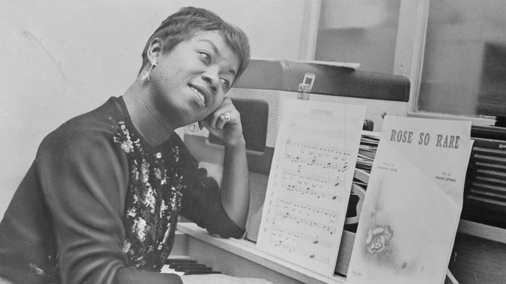 Sarah Vaughan au piano, 1958.