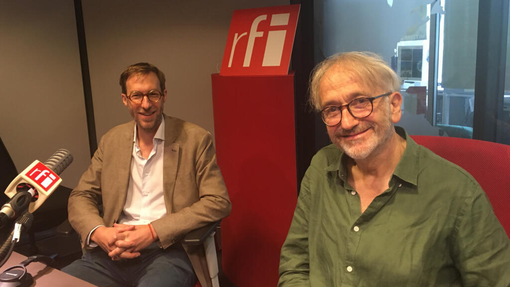 Frédéric Harnisch, directeur du département Livres & Manuscrits à Artcurial, et Serge Hureau, directeur du Hall de la Chanson