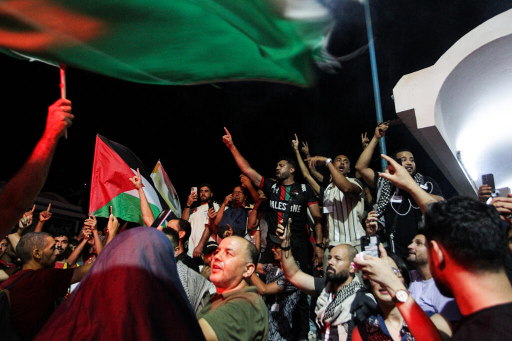 Des manifestants tunisiens scandent des slogans pro-palestiniens au port de Sidi Bou Saïd, le 9 septembre 2025, après que les organisateurs d’une flottille humanitaire vers Gaza ont affirmé qu’un de leurs bateaux avait été touché par un drone, information démentie par les autorités tunisiennes.