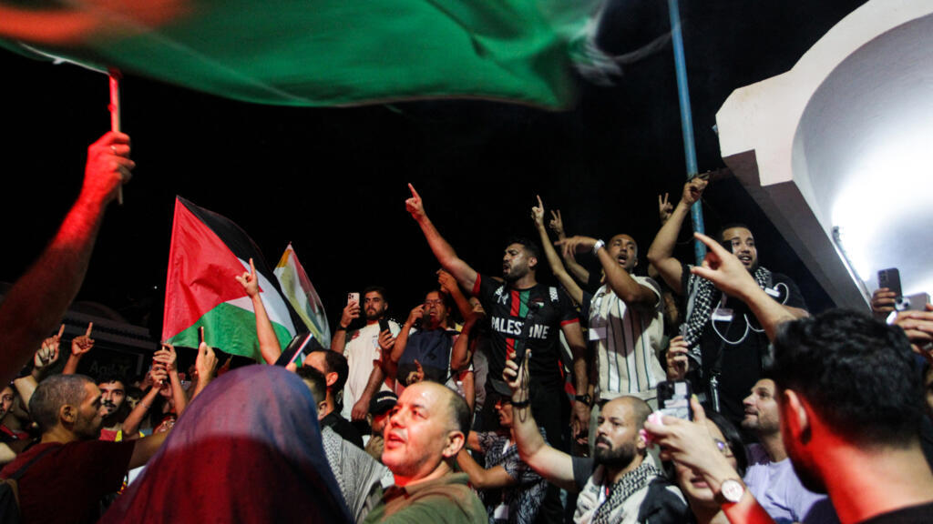 Des manifestants tunisiens scandent des slogans pro-palestiniens au port de Sidi Bou Saïd, le 9 septembre 2025, après que les organisateurs d’une flottille humanitaire vers Gaza ont affirmé qu’un de leurs bateaux avait été touché par un drone, information démentie par les autorités tunisiennes.