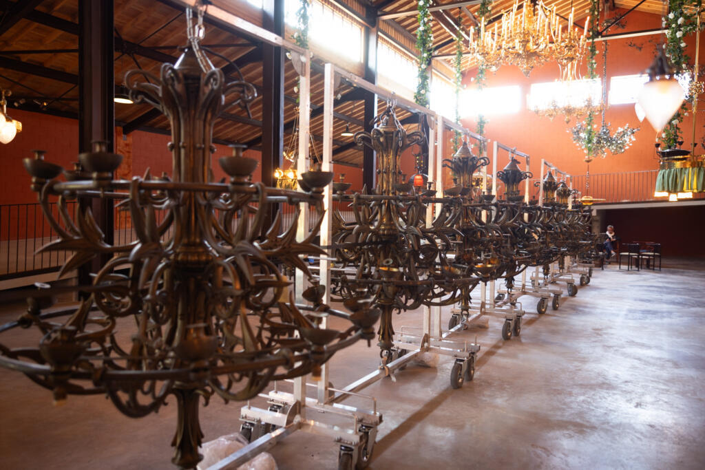 Lustres de Notre-Dame à l'atelier Mathieu Lustrerie.