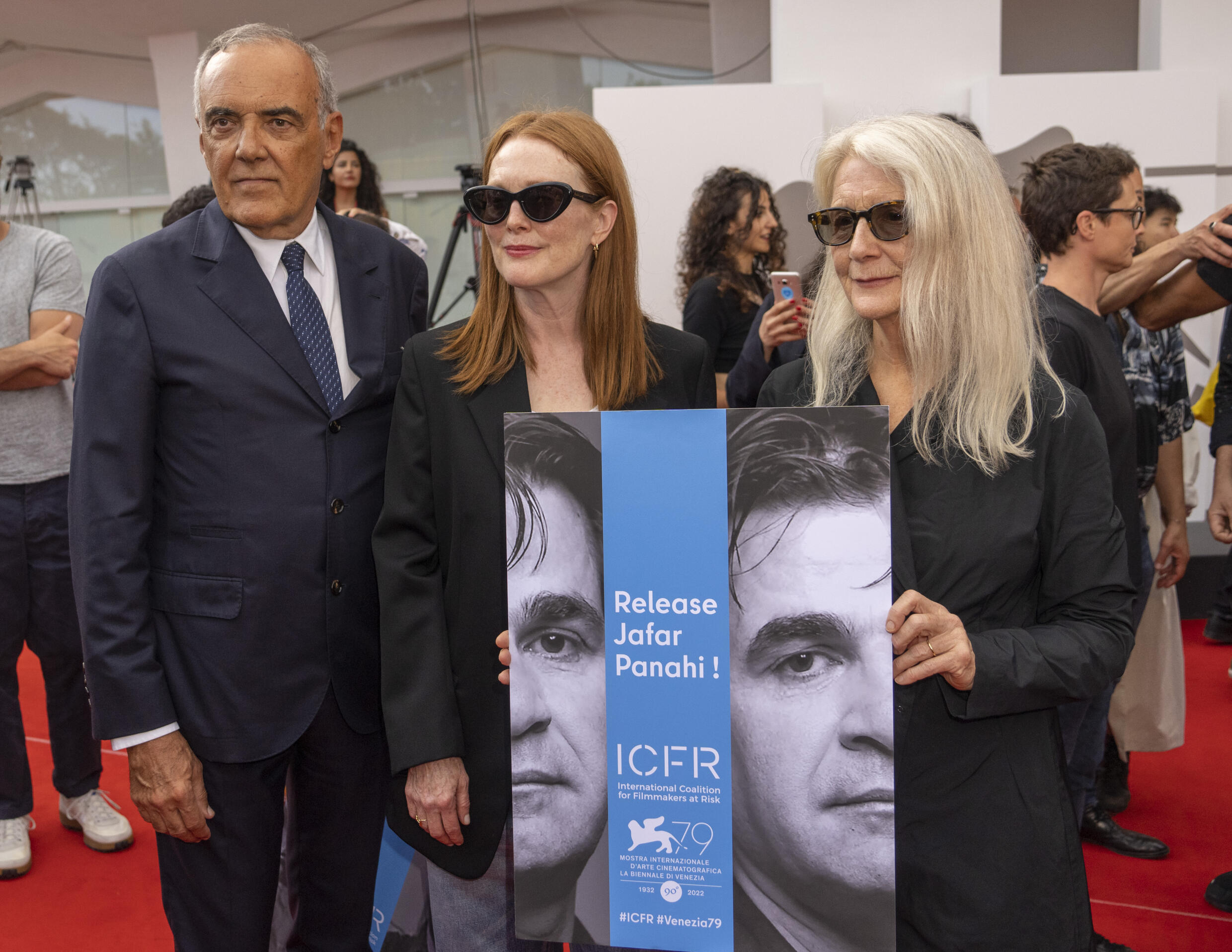 جولیان مور (وسط)، رئیس هیئت داوران، آلبرتو باربرا، مدیر هنری جشنواره، و سالی پاتر کارگردان سینما (سمت راست)، در اعتراض به زندانی شدن جعفر پناهی کارگردان سینمای ایران قبل از نمایش فیلم "خرس نیست"
جمعه، 9 سپتامبر 2022