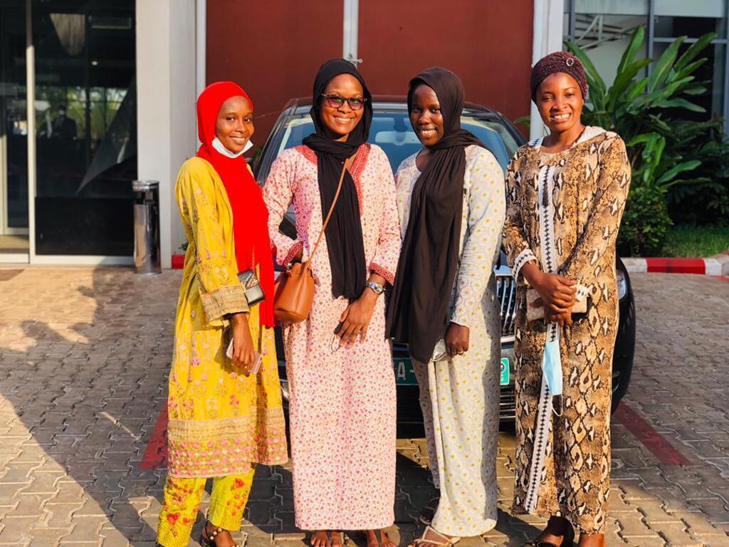 Les auditrices de Priorité Santé en Guinée, Kanny, Aminata, Aissata et Yomba, au micro de Charlie Dupiot pour la Palabre au Féminin.