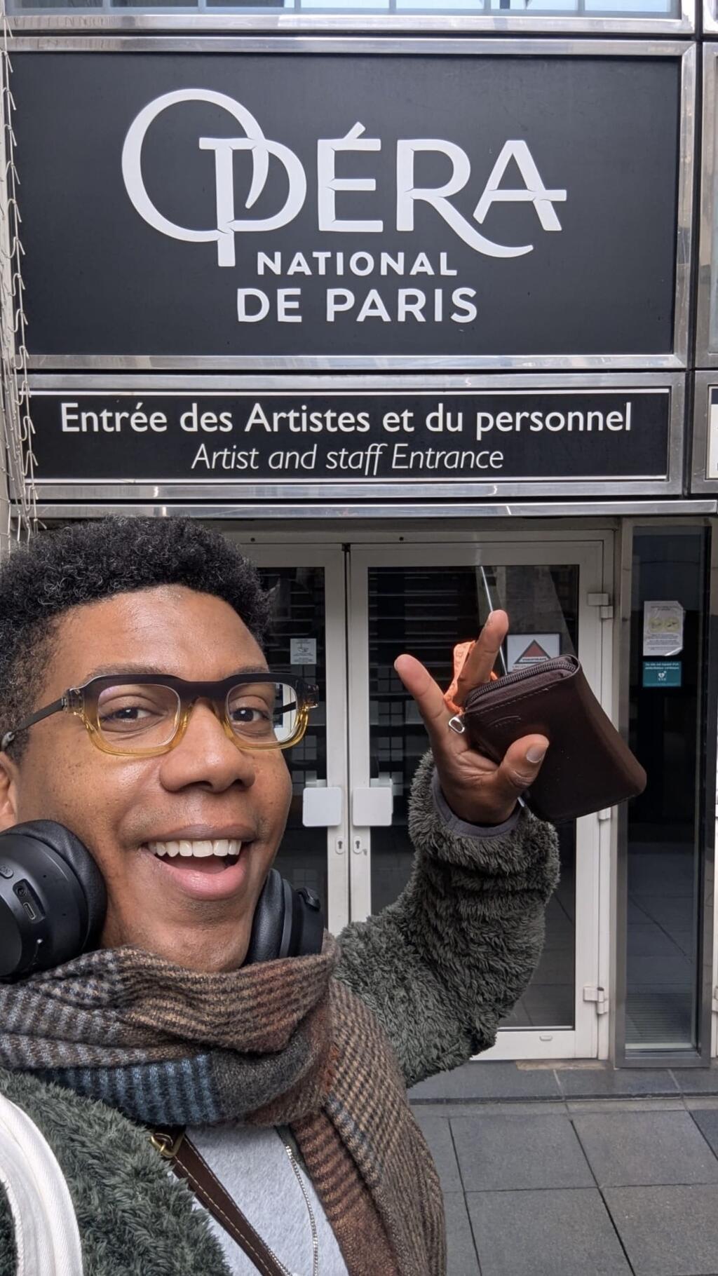 Thiago Menezes chega para um ensaio do elenco de 'Aida' em cartaz na Ópera de Paris, na Praça da Bastilha.