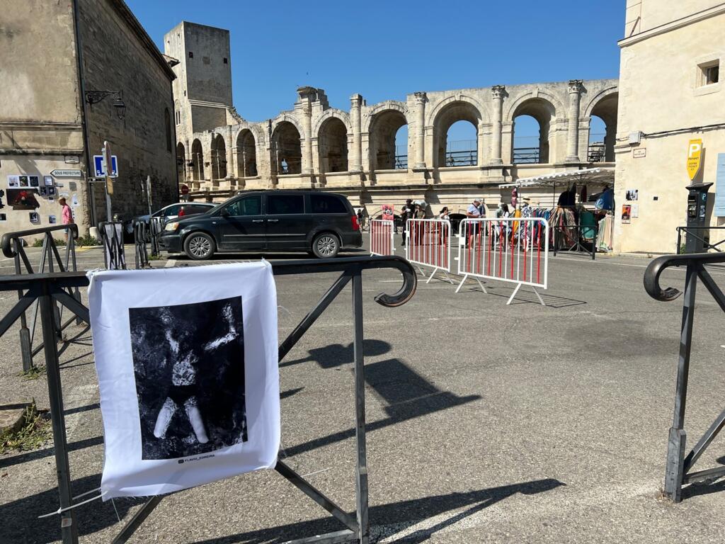 Imagem de Flávio Edreira perto da arena de Arles convida para a exposição de "I forget to remember".