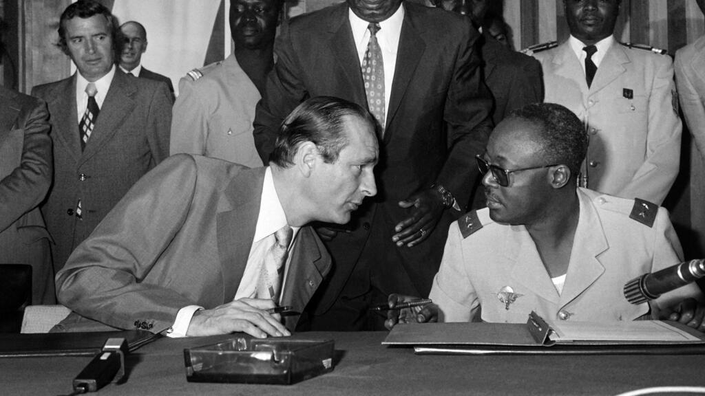 Le Premier ministre Jacques Chirac (G) discute avec le chef de l'État tchadien, le général Félix Malloum, lors d'une conférence de presse, le 6 mars 1976.