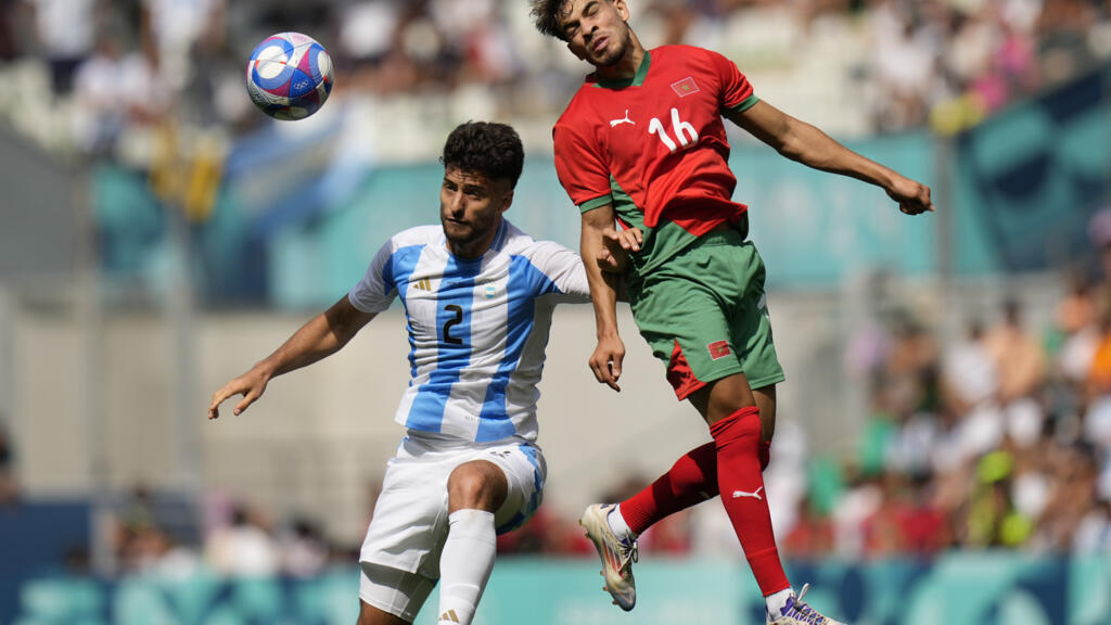 Marco di Cesare, de l'Argentine, à gauche, et Abde Ezzalzouli, du Maroc, lors du match de football du Groupe B entre l'Argentine et le Maroc au stade Geoffroy-Guichard des Jeux olympiques de 2024, le mercredi 24 juillet 2024, à Saint-Etienne, France.