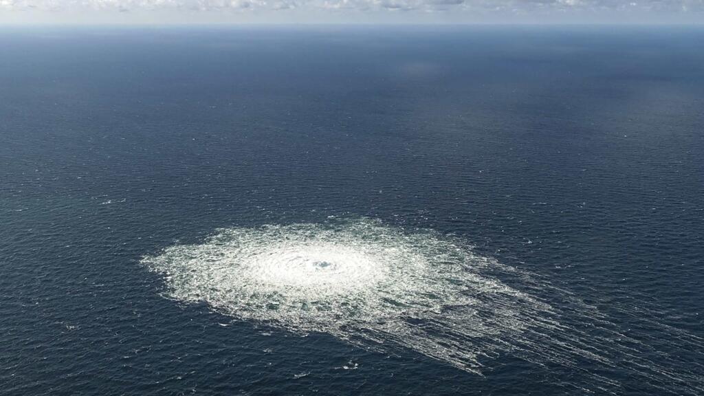 Une perturbation de la mer est observée au large de l'île danoise de Bornholm, le mardi 27 septembre 2022, à la suite d'une série de fuites inhabituelles sur deux gazoducs allant de la Russie à l'Allemagne ont suscité des inquiétudes quant à d'éventuelles sabotage.