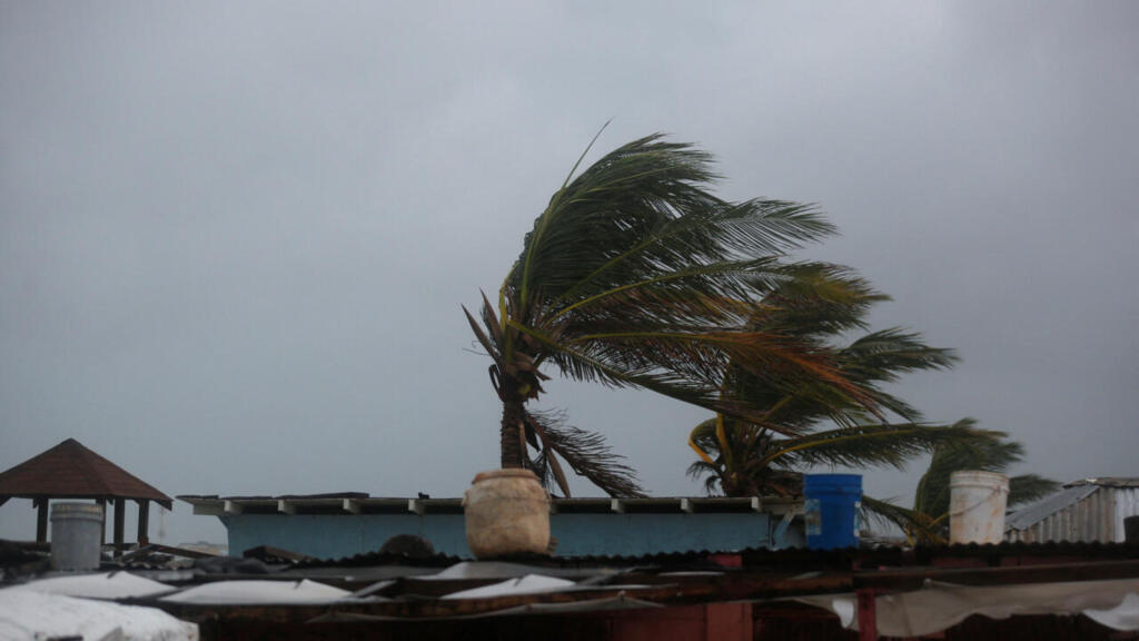 L'ouragan «du siècle», Melissa, continue de balayer les Caraïbes et frappe la Jamaïque