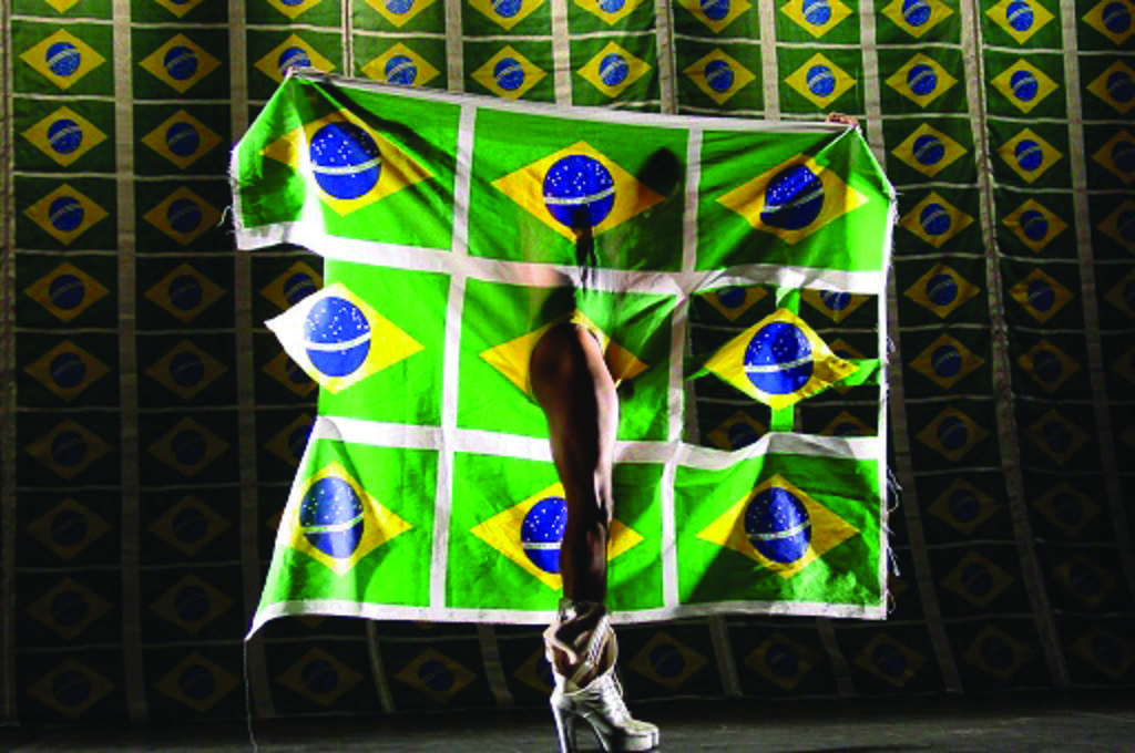 O coreógrafo e bailarino Luiz de Abreu em cena de "Samba do Crioulo Doido".