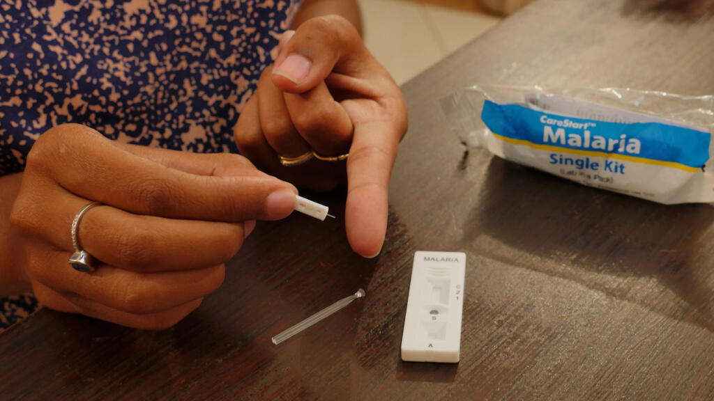 Test de diagnostic rapide (TDR) permettant de détecter les antigènes spécifiques des parasites qui provoquent le paludisme. Vendus en pharmacie sur la Grande Île, ces tests sont de plus en plus difficiles à trouver ces temps-ci.