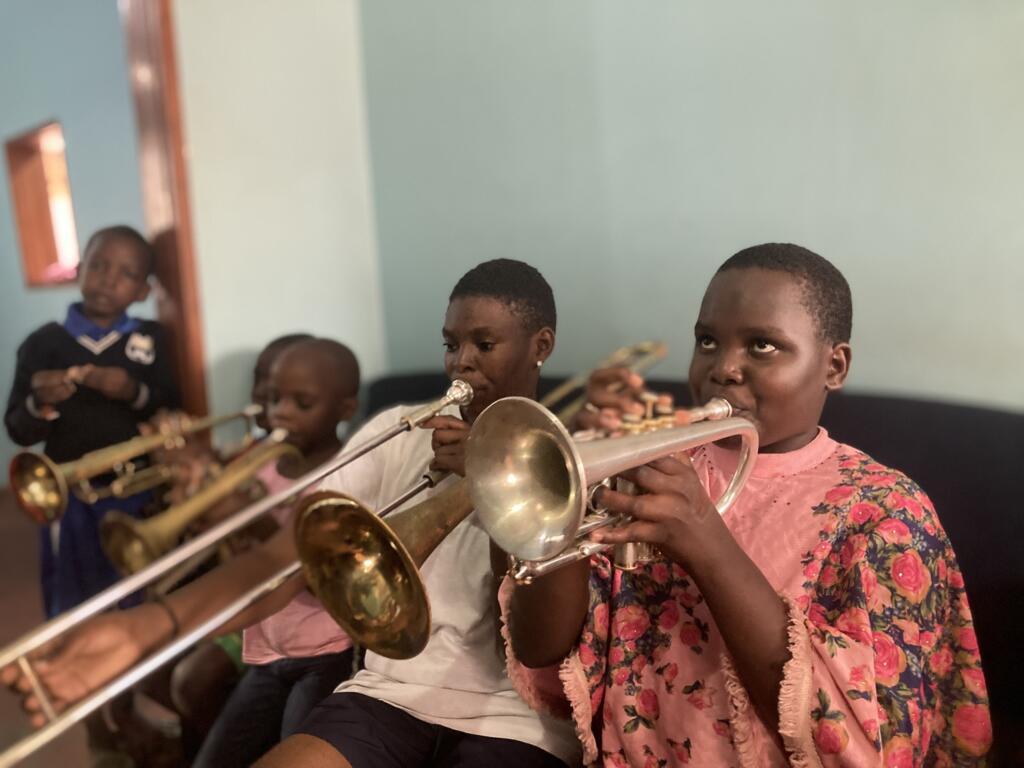De jeunes enfants de l’association Brass for Africa  s’entrainent pour jouer lors de la journée internationale de la fille.