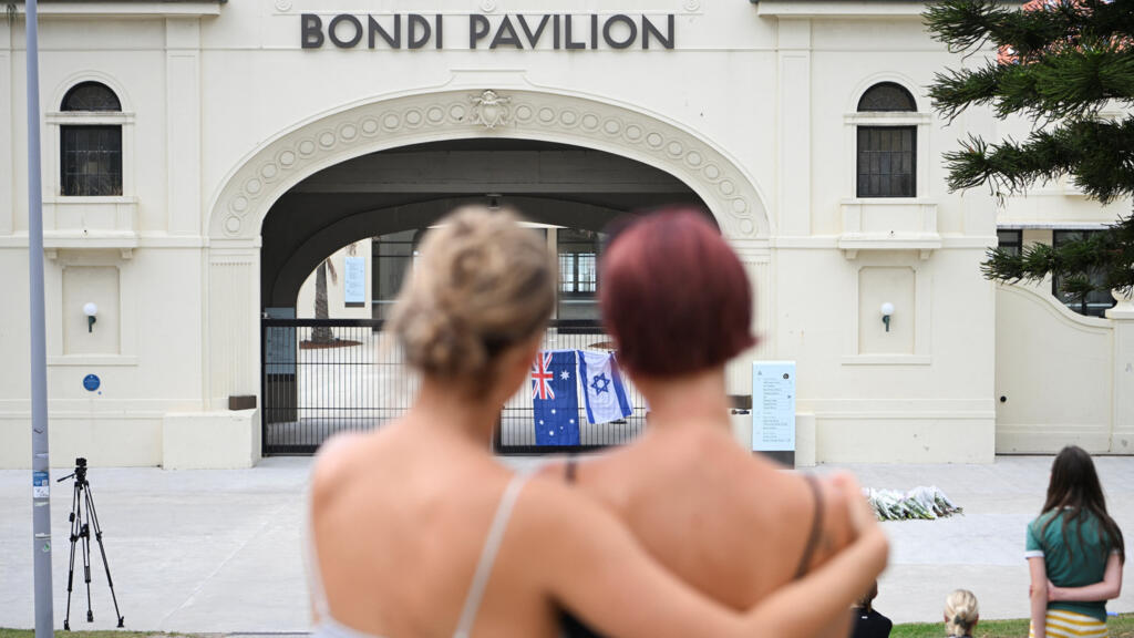 Quốc kỳ Úc và Israel đặt trước trung tâm Bondi Pavilion sau vụ xả súng mang tính chất bài Do Thái tại bãi biển Bondi ở Sydney, Úc, ngày 15/12/2025.