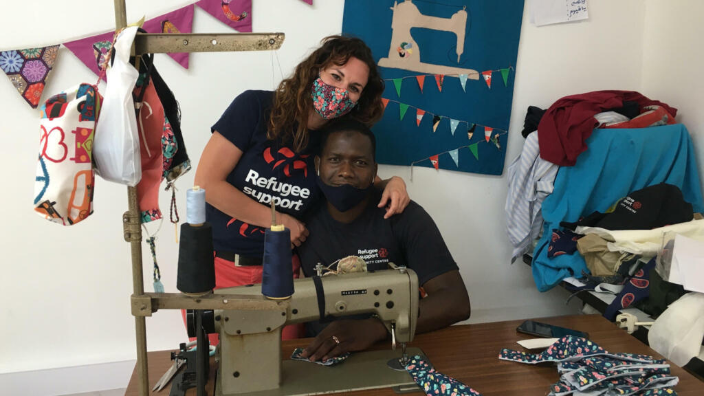Laura, bénévole, et Tierno, couturier, à l’atelier du centre Dignity de Nicosie qui permet aux migrants de se former à la couture.