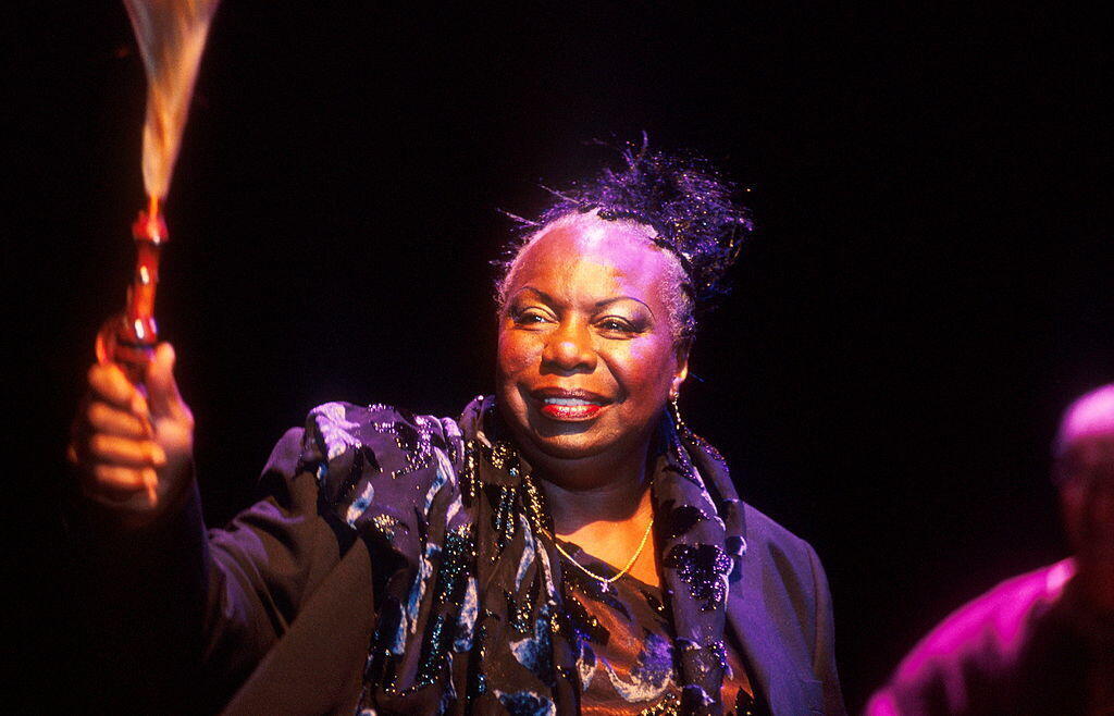 Nina Simone se produit sur scène au festival de musique de Bishopstock, au Royaume-Uni, en août 2001.