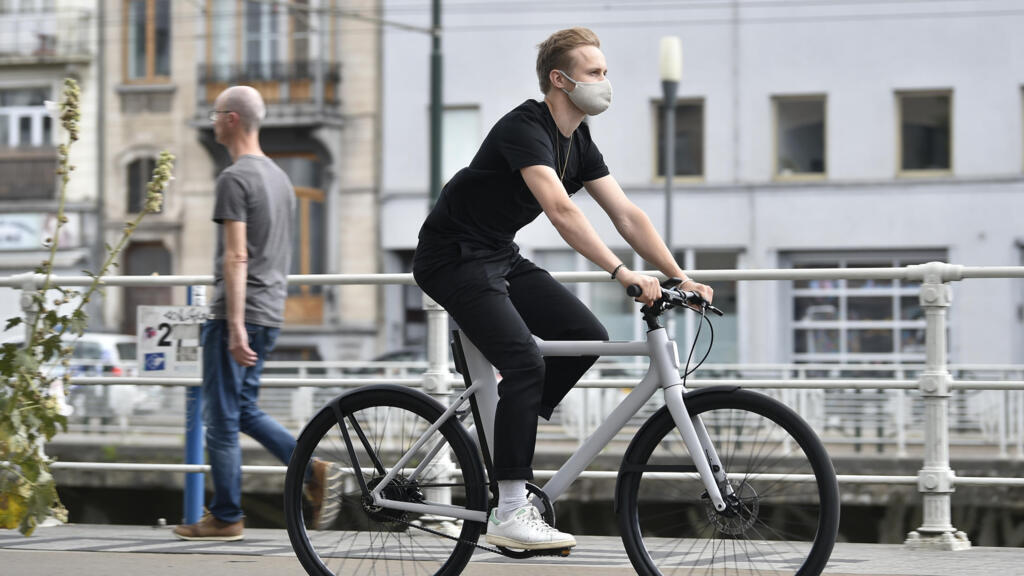 Pandemia fez milhares de pessoas aderirem ao uso da bicicleta, como este homem em Bruxelas. (28/07/2020)
