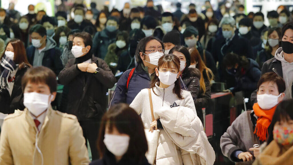 Japão ultrapassou a marca de 300 mil casos de Covid-19 e declarou estado de emergência a mais sete regiões para conter o aumento acelerado de infecções.