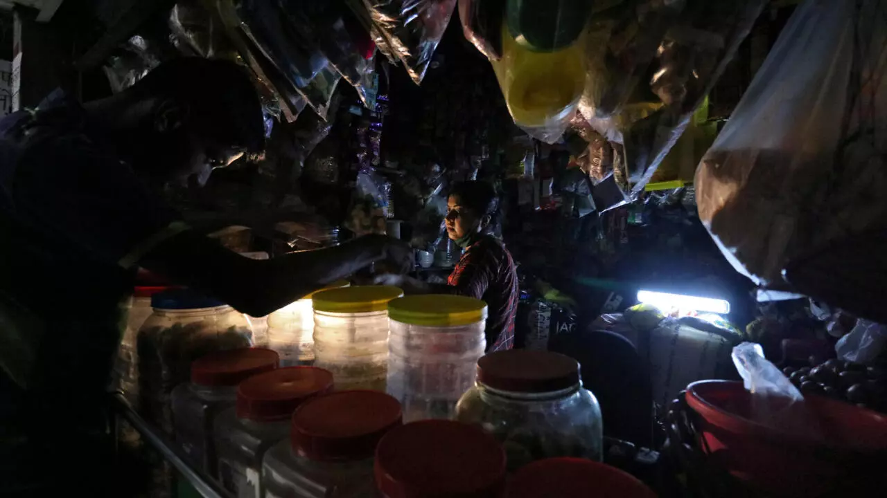 Mumbai Power Blackout Shadows Life In India S Maximum City
