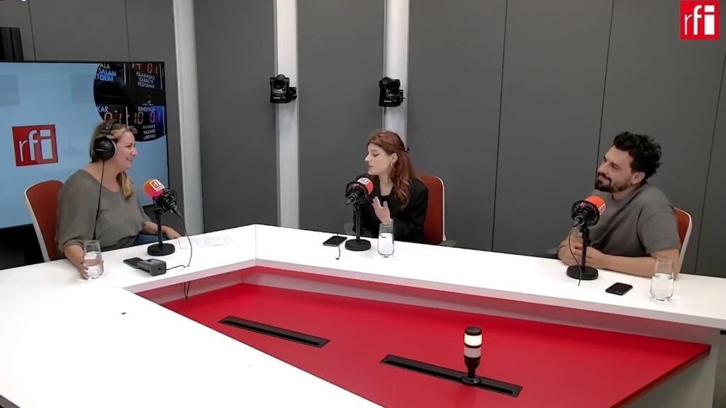Andreea Pietroșel, Ana Mocanu, project manager la Funky Citizens și jurnalistul Ciprian Ioana în studioul RFI Romania