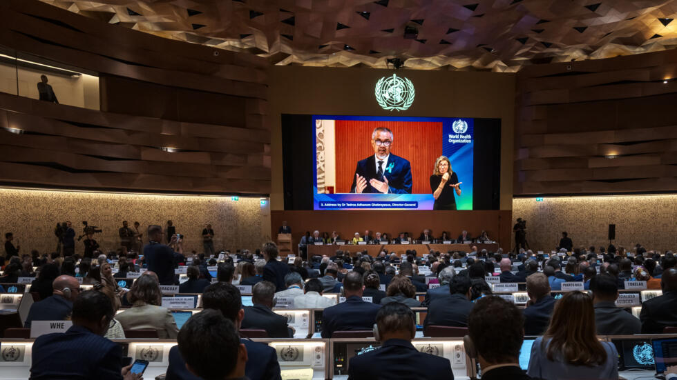 Una gran pantalla emite el discurso de Tedros Adhanom Ghebreyesus durante la presentación de su informe ante la asamblea de la OMS, el 19 de mayo de 2025 en la ciudad suiza de Ginebra