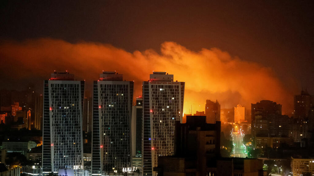 Một vụ nổ do drone Nga đánh phá làm bầu trời thủ đô Kiev của Ukraina đỏ rực màu lửa, ngày 10/07/2025.