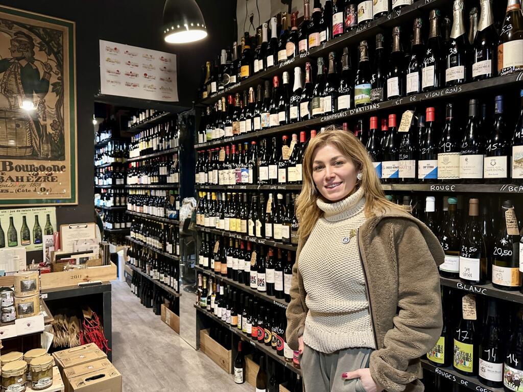 Marina Giuberti em sua loja Divvino Charonne, em Paris, atualmente uma referência em vinhos raros e artesanais na França.