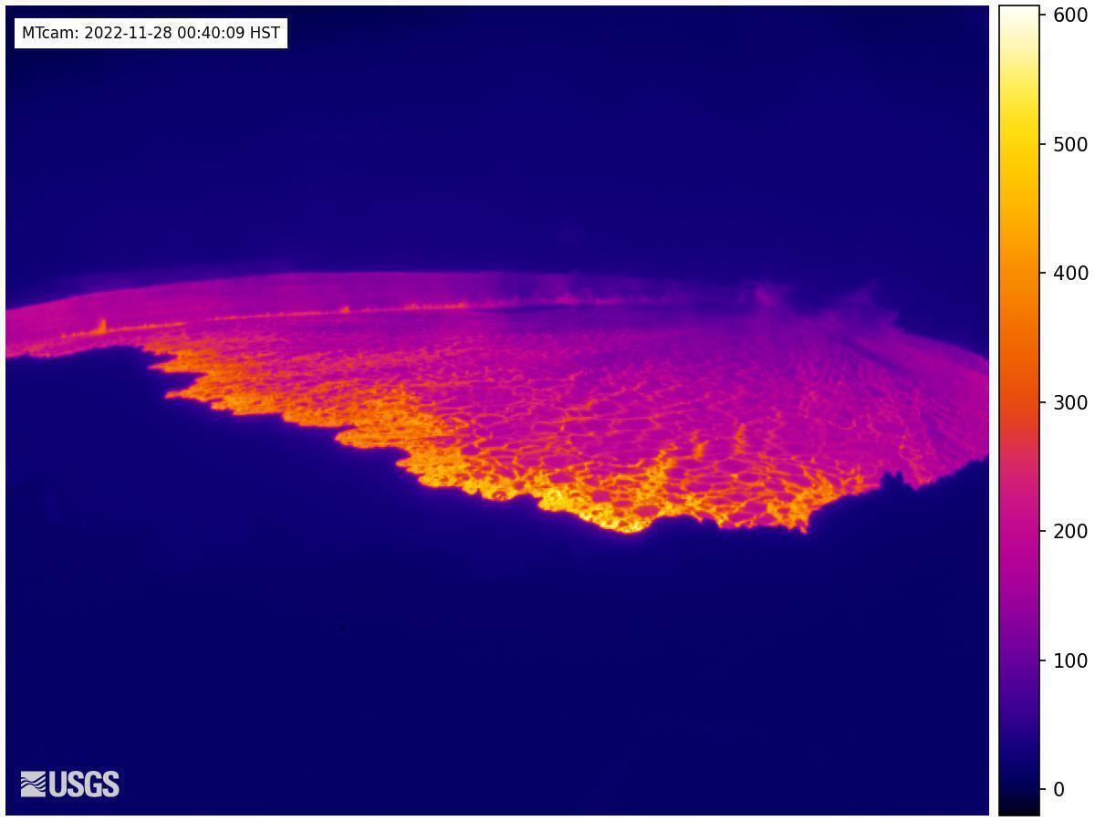 Imagen de cámara web divulgada por el Servicio Geológico de EEUU (USGS) el 28 de noviembre de 2022, cortesía del Servicio Meteorológico Nacional, muestra la lava en la cumbre del Mauna Loa en Hawái