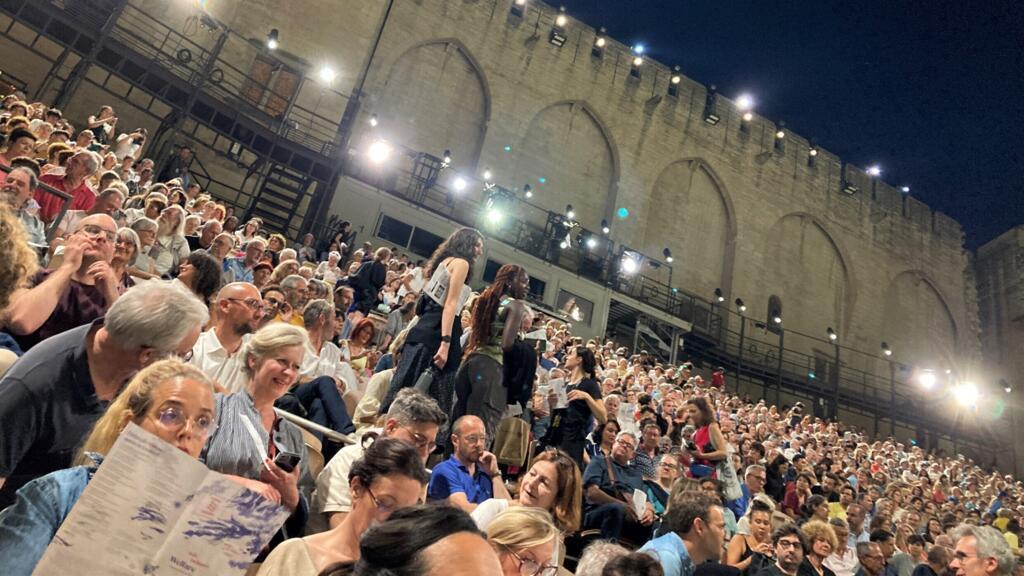 Público durante a peça "Welfare", dirigida por Julie Deliquet, na Cour d'honneur do Palácio dos Papas no Festival de Avignon de 2023.
