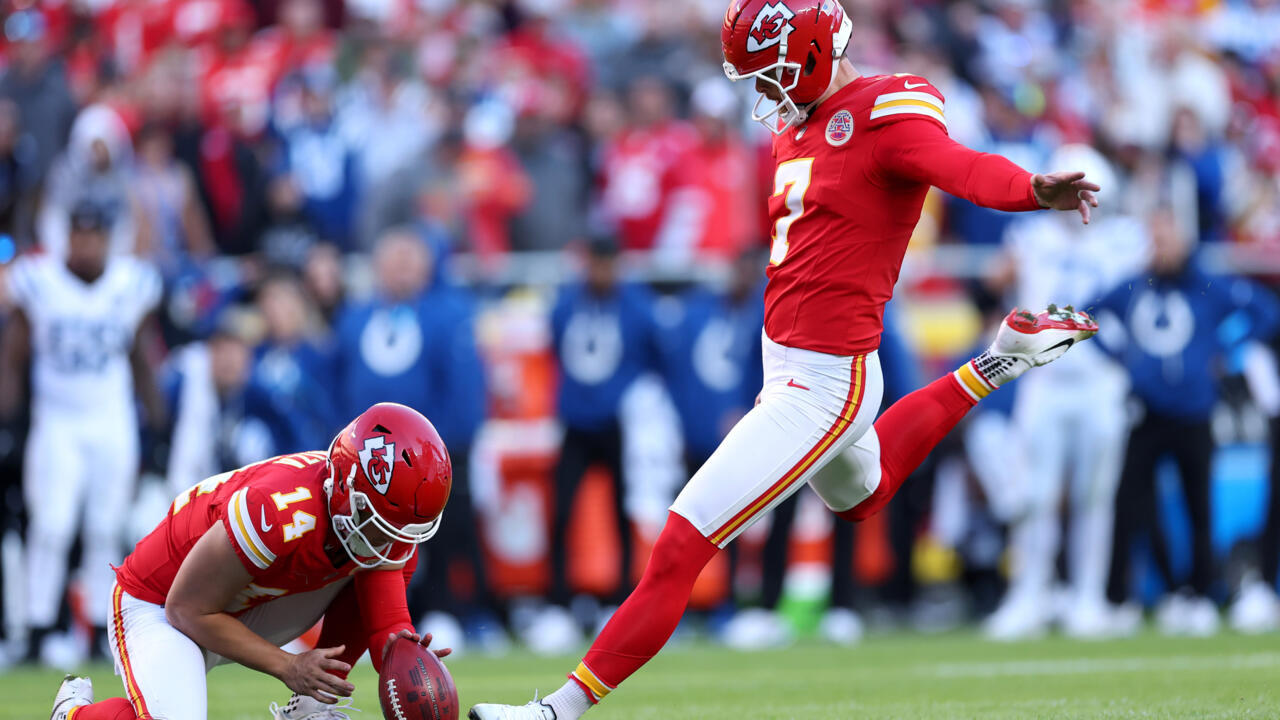 Mahomes rescue act saves Chiefs as Colts stumble