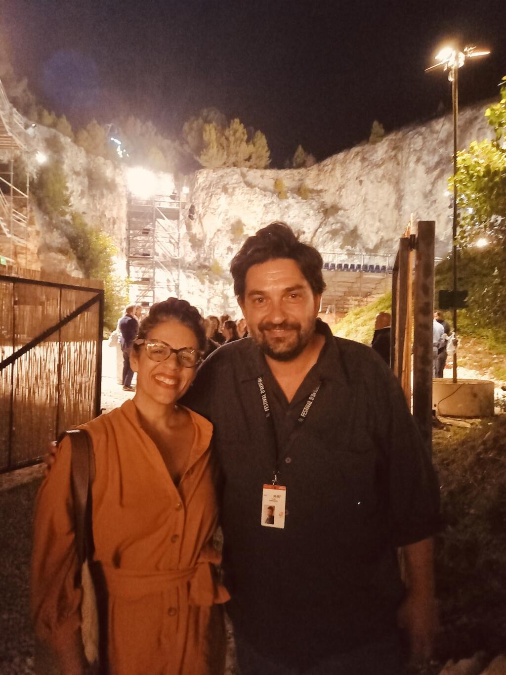 Maria Marighella, presidente da Funarte, e Tiago Rodrigues, diretor do Festival de Avignon, após a estreia do espetáculo "Hécuba, não Hécuba" no Festival de Avignon, em 30 de junho de 2024.
