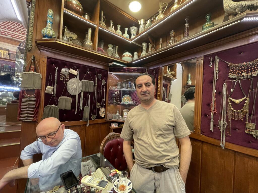 Adnan, vendeur d’antiquités, au grand bazar d’Istanbul.
