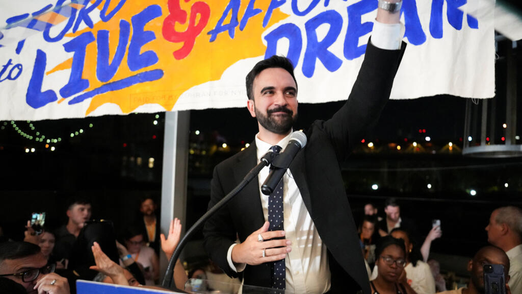 Zohran Mamdani durante uma festa de comemoração de sua eleição primária, que inclui sua candidatura a prefeito da cidade de Nova York nas próximas eleições de novembro de 2025, em Nova York, EUA, em 25 de junho de 2025.