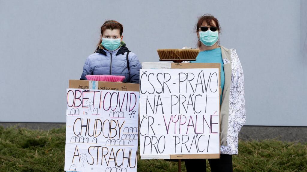 Des travailleurs frontaliers attirent l'attention sur la précarité de leur situation à la frontière tchéco-allemande à Folmava, République tchèque, le 1er mai 2020.