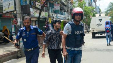 Des policiers interpellent un militant du parti d'oppositoin BNP lors d'une manifestation début septembre 2022 à Narayanganj.