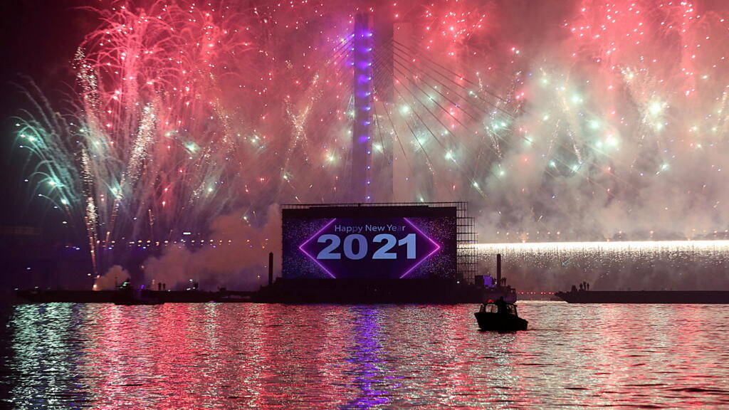 Le Caire a célébré la nouvelle année avec un feu d'artifice au dessus du nouveau pont suspendu Tahya Misr,