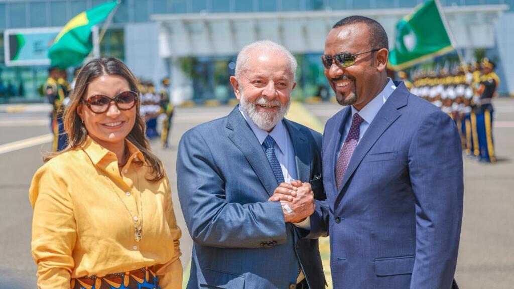 Acompanhado da primeira-dama, Janja da Silva, Lula se despede do primeiro-ministro da Etiópia, Abiy Ahmed Ali. (18/02/2023)