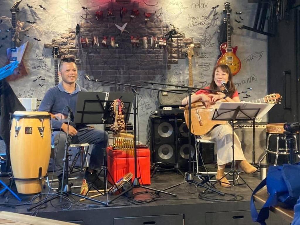 Desde 2013, integra o grupo Cadência, ao lado dos músicos japoneses Mashu Miyazawa, Mitsuhiro Wada, Takeshi Obana e Tokuhiro Doi, levando sambas de Dona Ivone Lara e Pixinguinha, entre outros, a casas de shows de Tóquio.